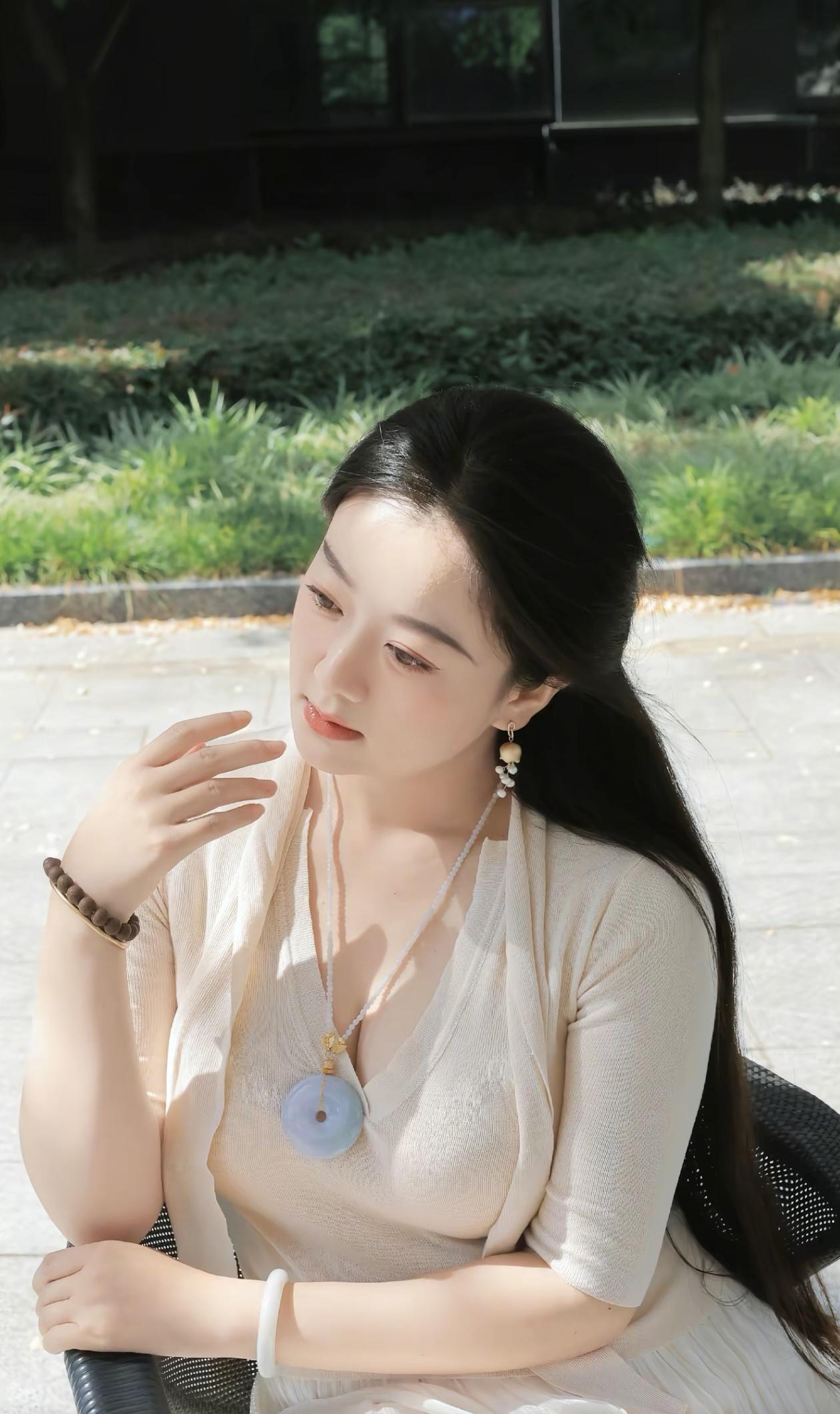 玉佩轻摇，风姿绰约。