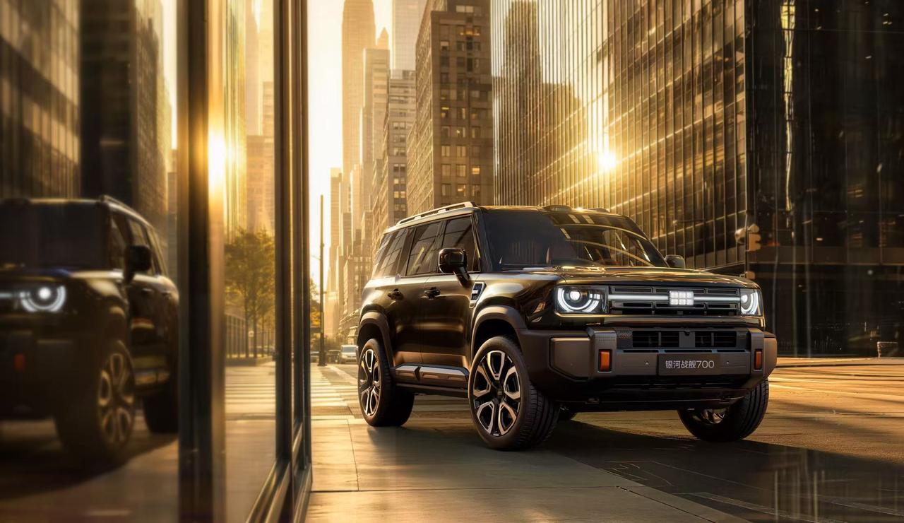 【全新硬派中大型SUV，吉利银河战舰700首发亮相】7月24日，银河战舰700迎