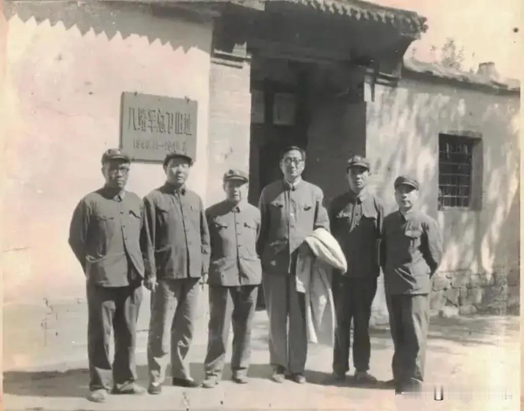 1982年，广州军区副司令员欧致富将军（左三）重回山西长治市武乡县，在王家裕八路