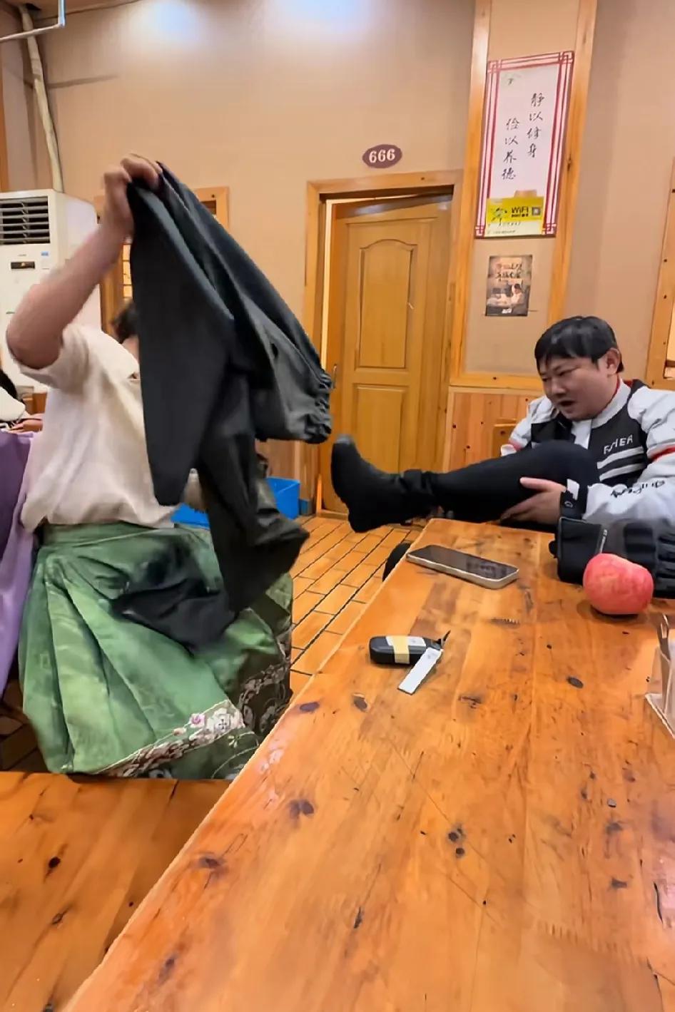 张雪：这就是我的家庭地位，看到没?有人专门伺候脱裤子，洗衣服，一句怨言没有！