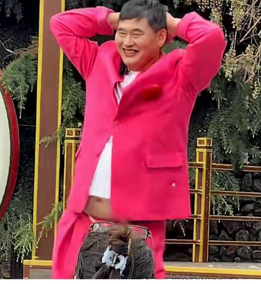 大衣哥朱之文身穿粉色西装在烟台景区扭动腰肢，露出肚脐，被现场女粉丝们大赞帅气，女