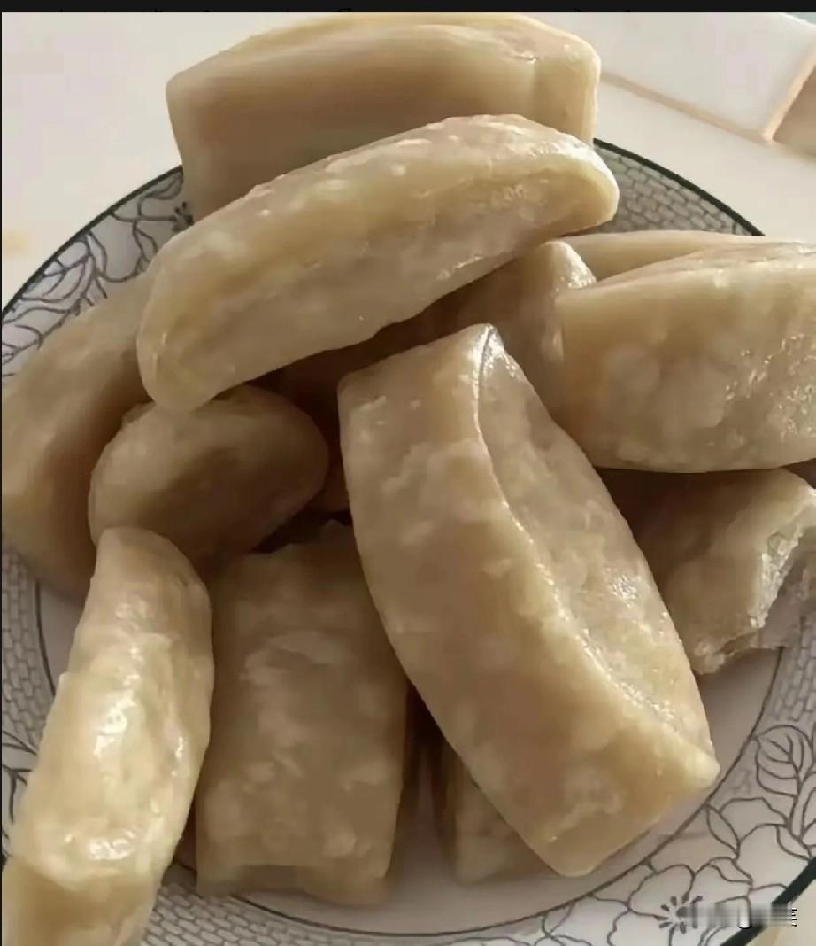 昨晚朋友蒸了一锅馒头,朋友老公咬了一口没说话,吃了两个鸡蛋喝了一碗粥,就说吃饱了