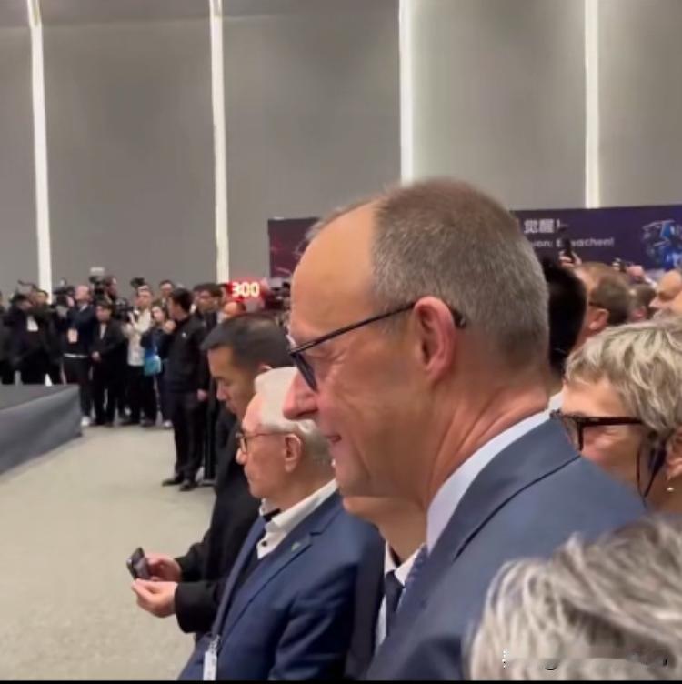 格局打开！德国总理专程打卡中国AI机器人，这画面太提气了真的太解气了！万万