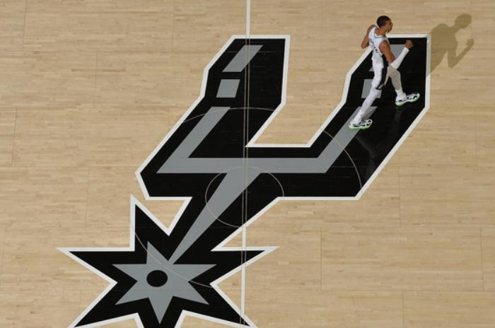 连续三场挂零，文班表示带不动，此人赛季结束恐难留马刺。NBA西部决赛，马刺对阵