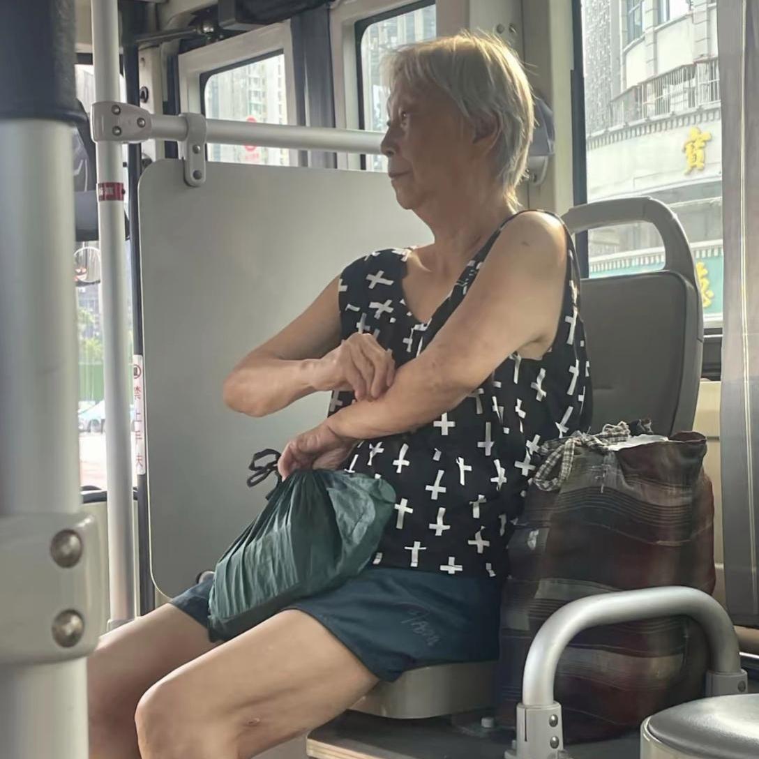 公交车上看见一幕，大家怎么看？坐公交的时候，偶遇一位大娘，这身穿搭引发我的