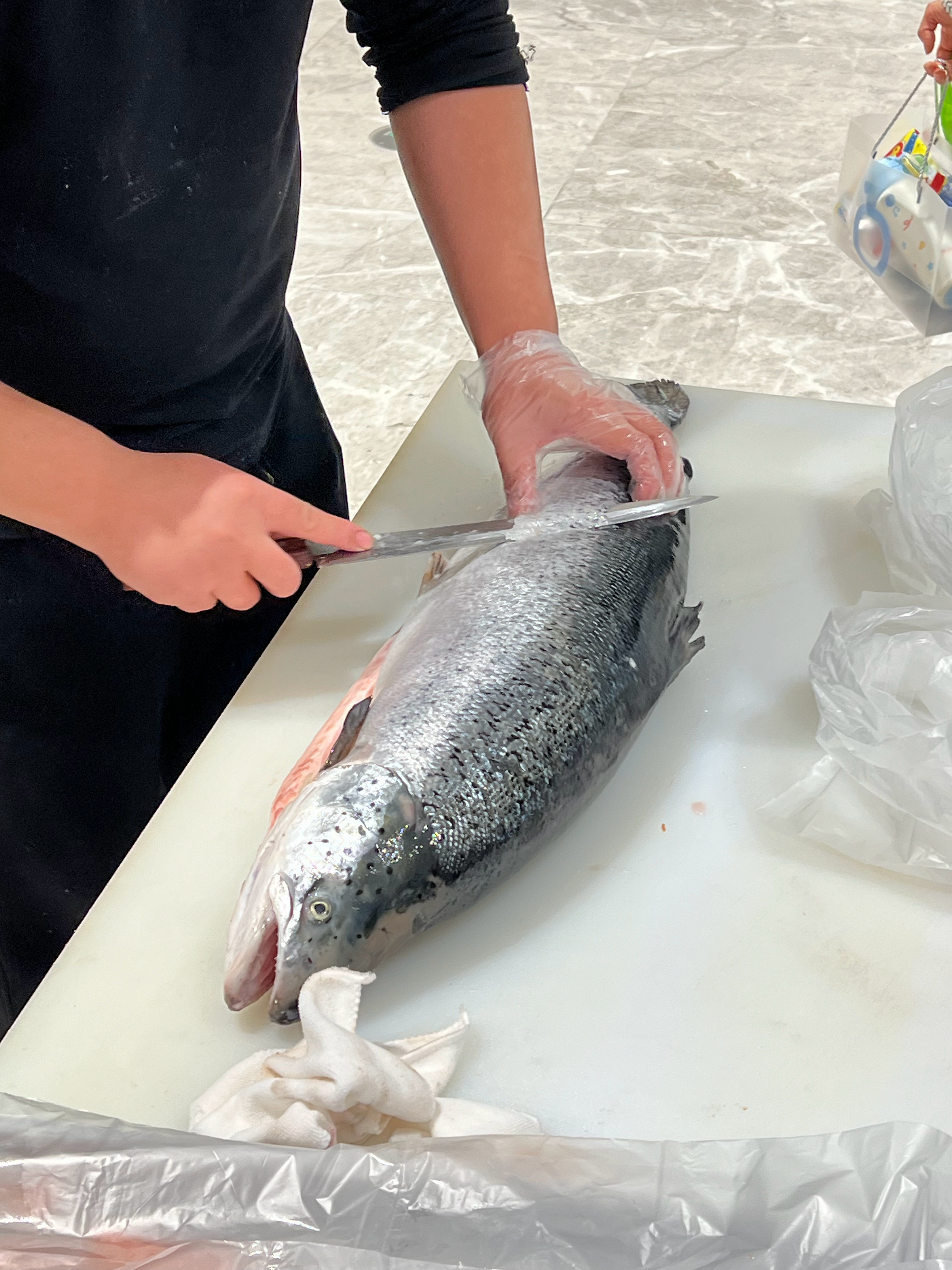 碰到鲜切的三文鱼（其实我也不懂怎么分辨）过程就不分享了，略残忍138块钱200