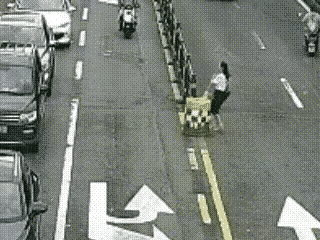 鬼探头，躲过了第一辆电动车，躲不过第二辆电动车。一名穿白衣女子。左手拿着一包