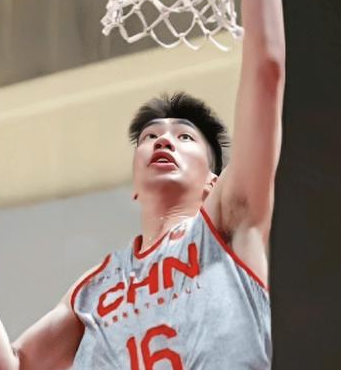 中国男篮球员余嘉豪不会出战中国男篮世预赛第一阶段比赛。据中国男篮主教练郭士强透露