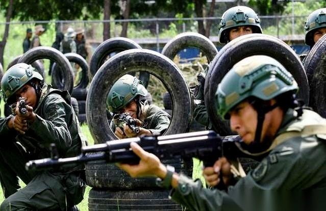 “如果跟美国打一场常规战争，我们撑不过两个小时。”这话，是一个委内瑞拉的哥们儿