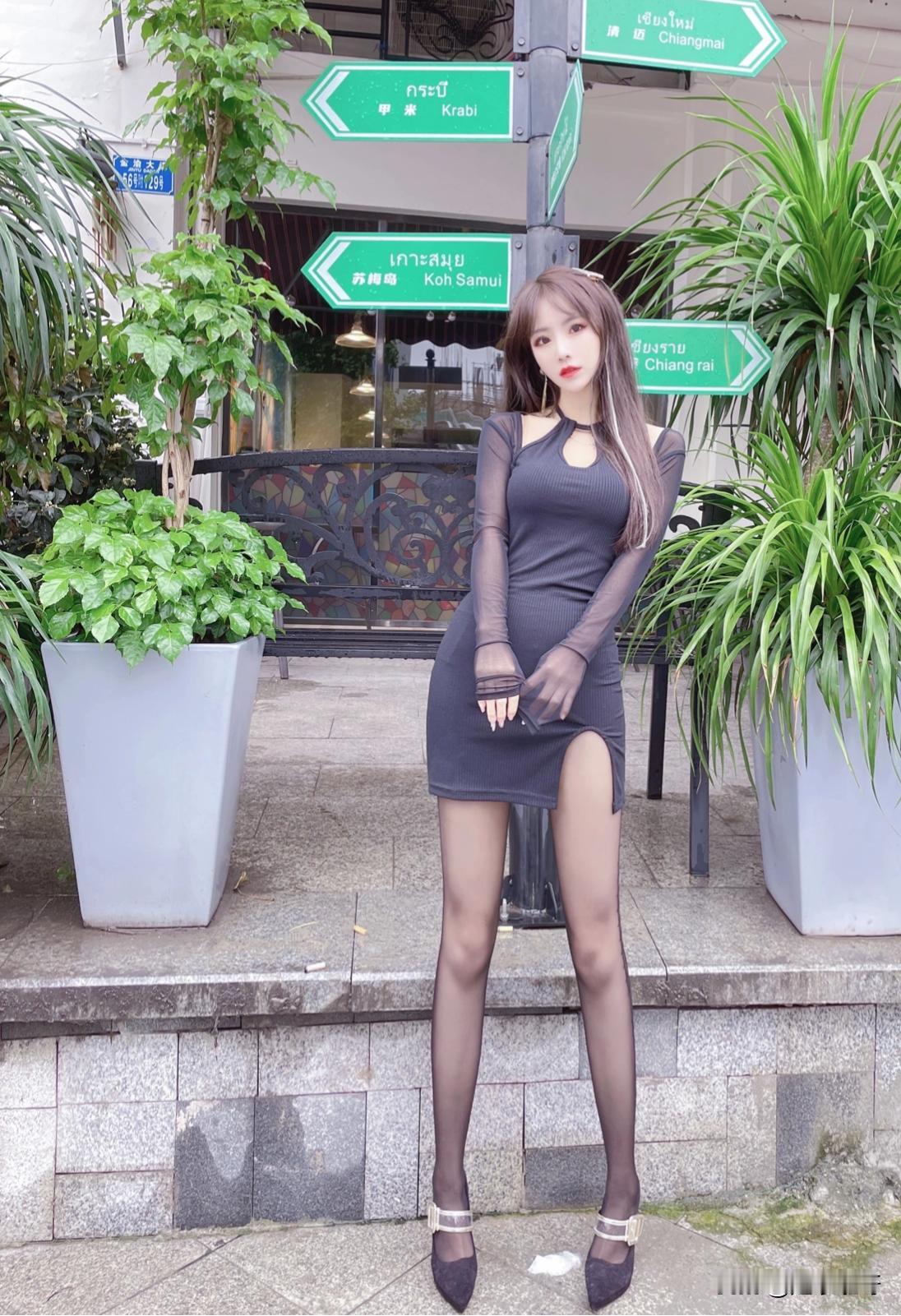 黑裙收束出利落腰线，黑丝描摹出纤细腿型，无需多余装饰，仅凭这份经典搭配，便将优雅