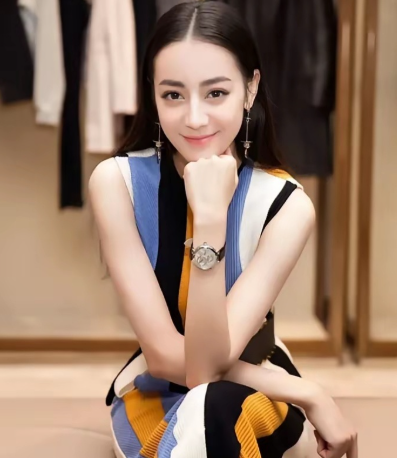 迪丽热巴住了15年酒店，主持人好奇:“你为什么不买房？”迪丽热巴的回答让主持人无