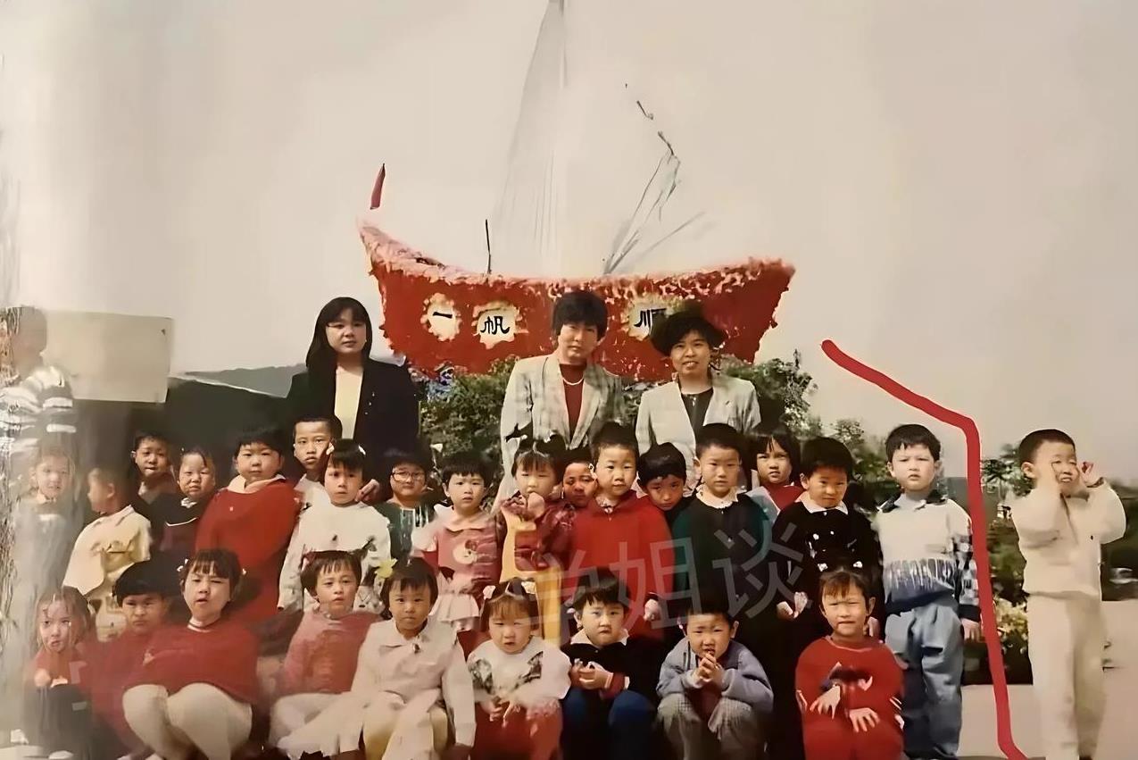 幼儿园时期的韦东奕，就表现得与众不同这是一张韦东奕幼儿园时期拍的班集体合照，全