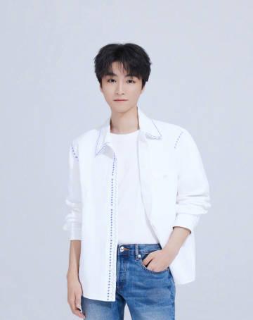 王俊凯王源易烊千玺生日快乐亲爱的你们有人说，每个人的历史，从出生前就开始了。这