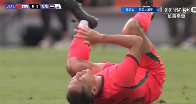 中国男足老将吴曦真是太让人心疼了！在今天进行的中国U23男足和阿联酋U23男足的