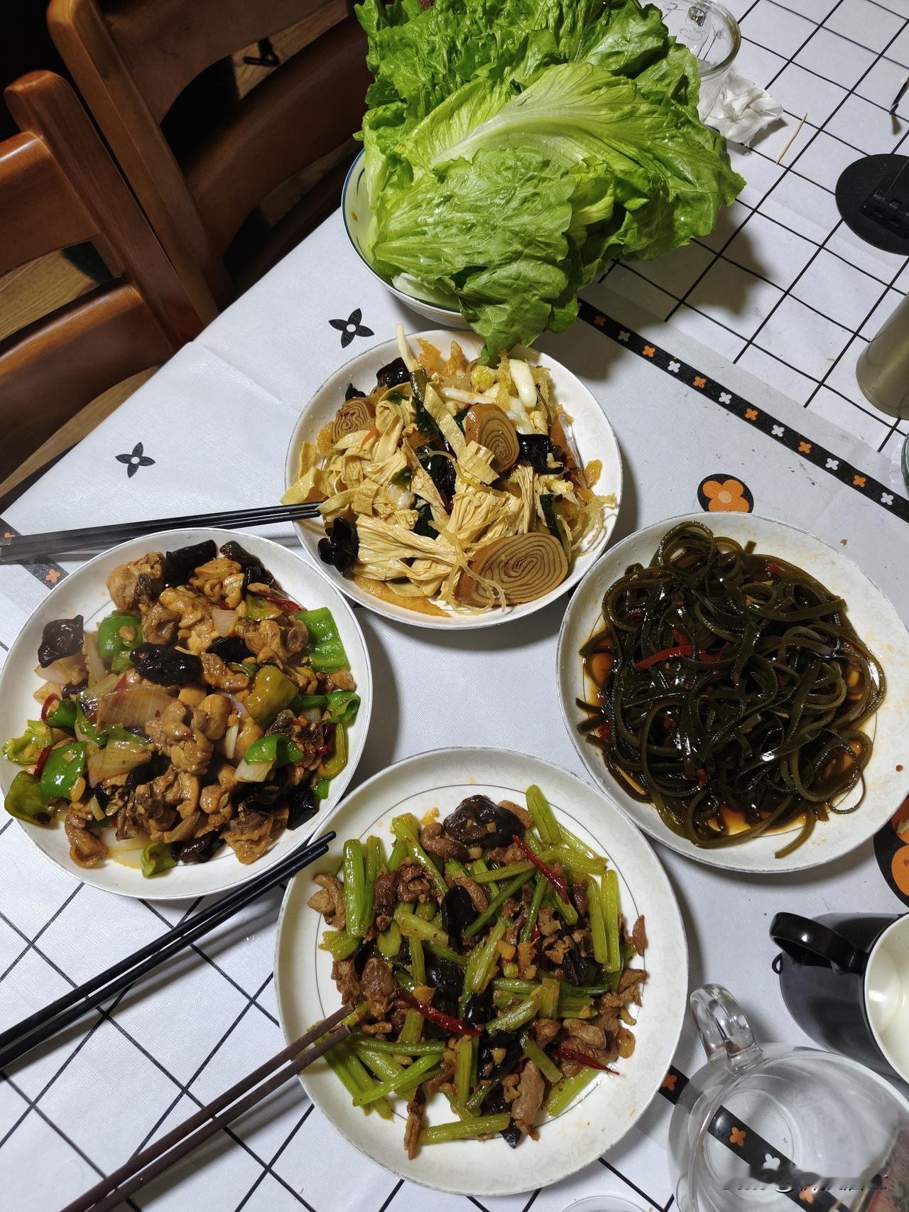 开饭了，简简单单又是一餐[笑着哭]辣子鸡一个，芹菜肉丝一个，海带丝一个，调素拼一个