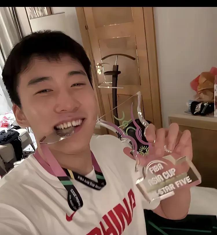 王俊杰得200万奖金？网上说的，他得了200万奖金，一高兴，给父母换了套140