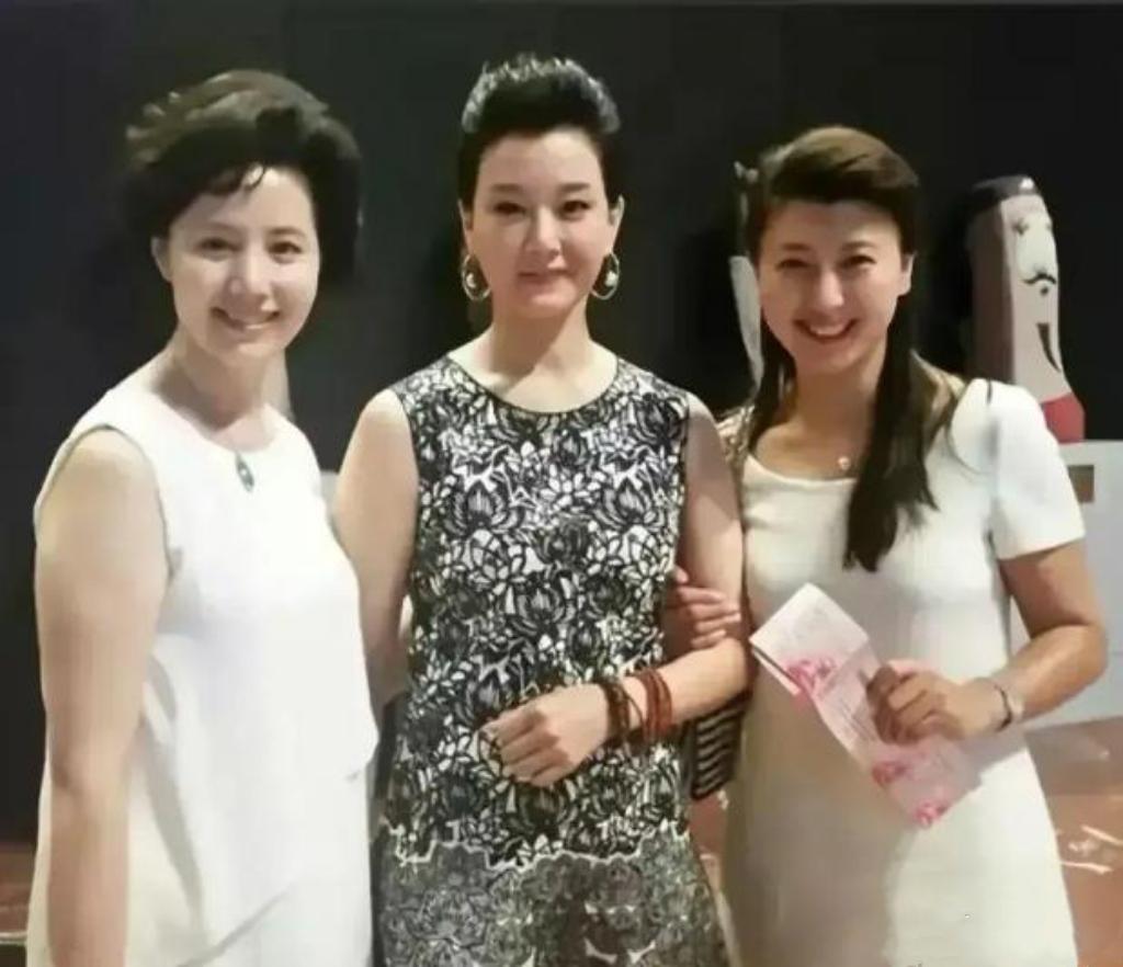 三位曾是海政文工团的一级演员同框：节目主持人于紫菲发型干练，肌肤胜雪，气质清甜；
