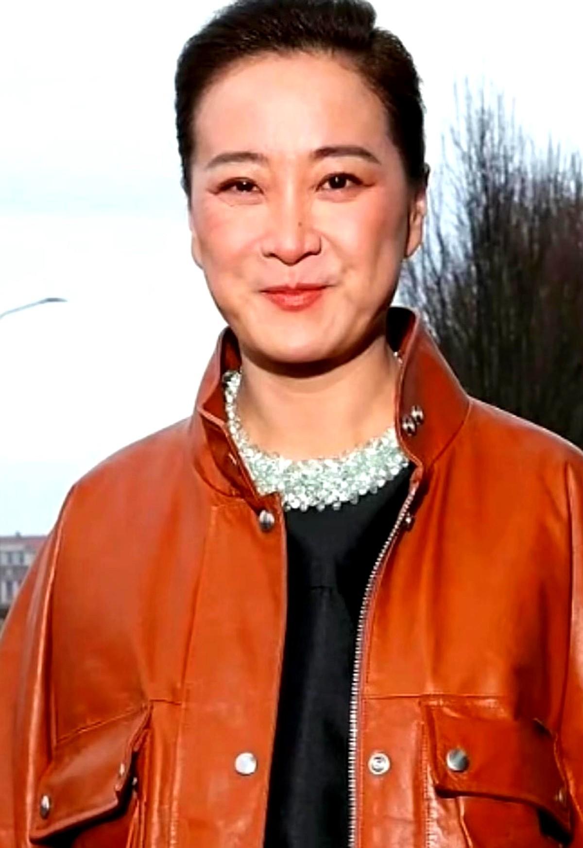 掏空大碗，解绑张小斐，贾玲赚了34亿后，为何亲手“拆掉”自己的印钞机？别以为