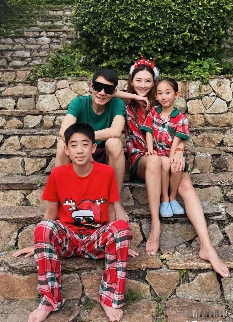 羡慕陈小春找到了年轻漂亮的应采儿，羡慕陈小春儿女双全，羡慕陈小春当爷爷的年龄当爸