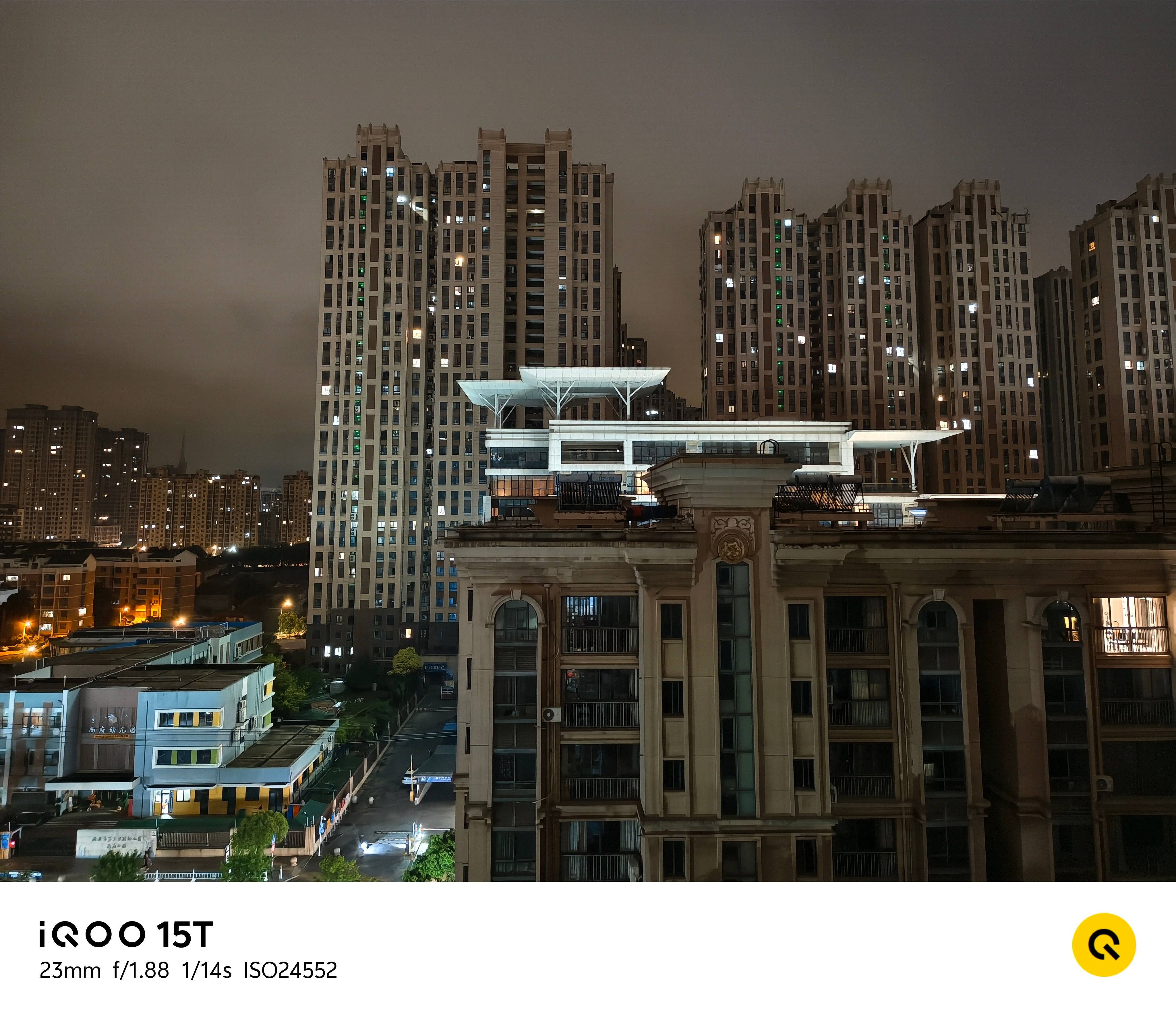 iQOO15T夜景拍照真的狠狠惊喜🌃面对复杂的城市暗光环境，灯光不眩光、暗处细