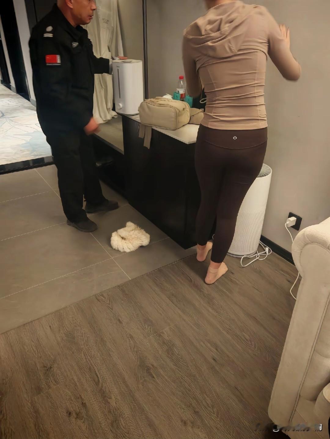 昨晚入住酒店后，比较晚就早早洗洗睡了，我记得我选的酒店有空气净化设备，晚上也没顾