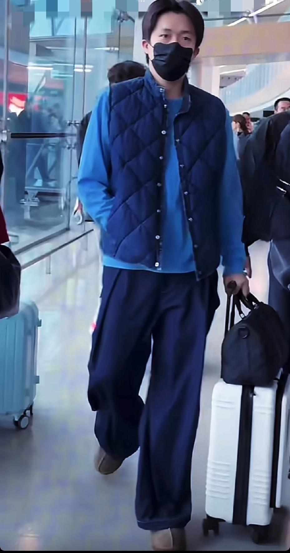 3月7日，楚钦到达重庆了简直帅到没朋友王总确定不是去谈收购？这走路气势，这