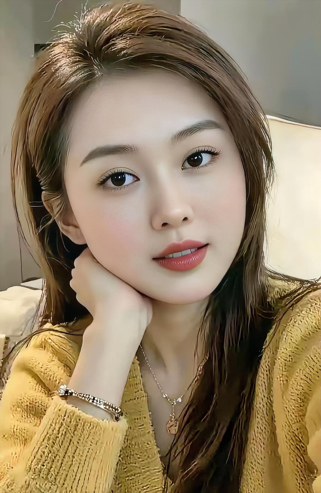 《暖金光影里的温柔》暖金轻漾，织就针织的柔光。长发微卷，垂落静谧