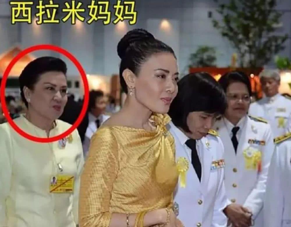 西拉米长得挺像她妈妈的，那侧面轮廓神情如出一辙。不过她妈妈没有西拉米那么有福报，