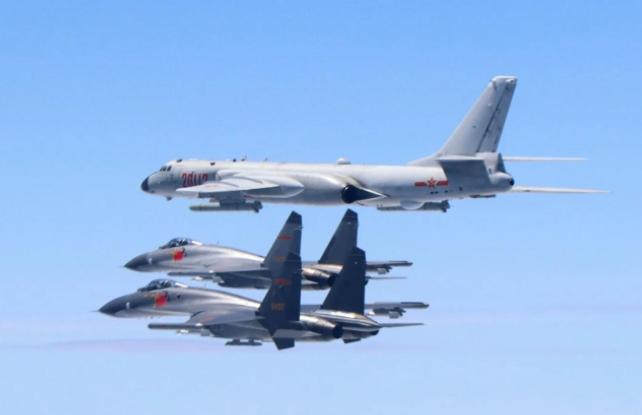 解放军恢复大规模巡航台海，26架次军机越线慑压，释放强硬信号