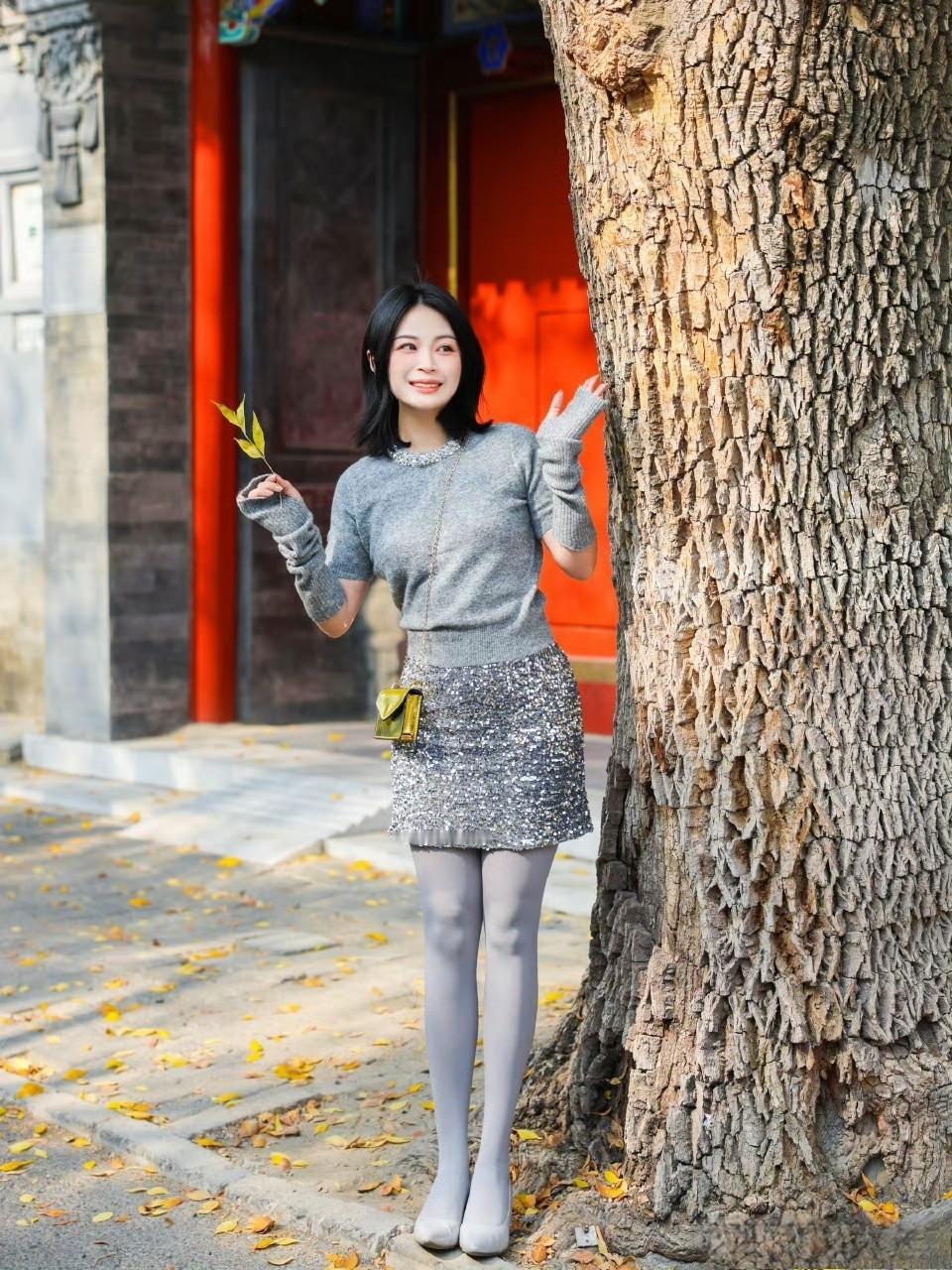 这套是“精致甜酷的复古”穿搭，灰调基底+亮片元素适配中式建筑场景，高级又吸睛：