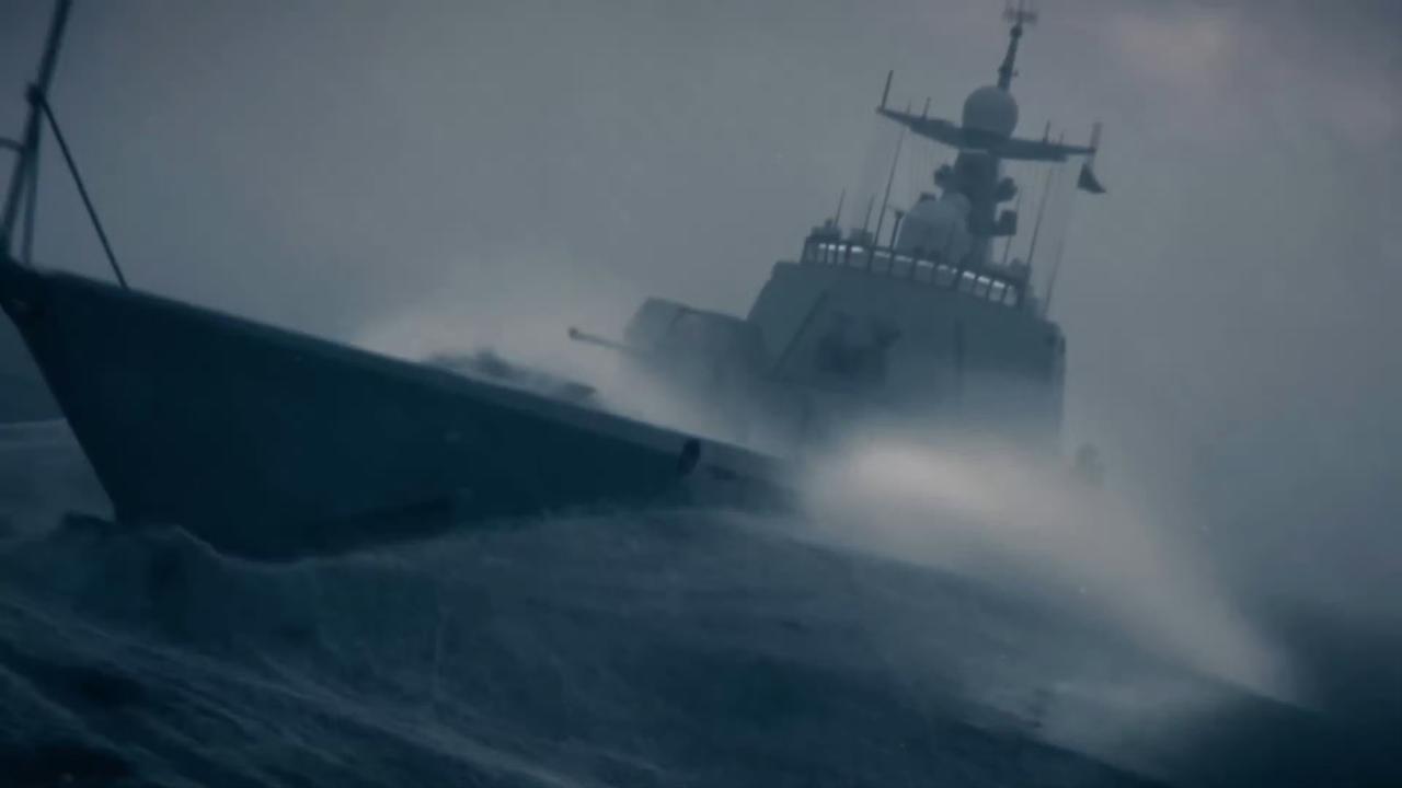 低空突防，发射导弹，052D驱逐舰被精准命中，舰体随后发生剧烈爆炸。。。上面