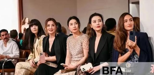 43岁郭晶晶一个坐姿上热搜，不穿金戴银腰背挺直，旁边女星精心摆拍都比不过，网友看服：难怪霍家挑中她​