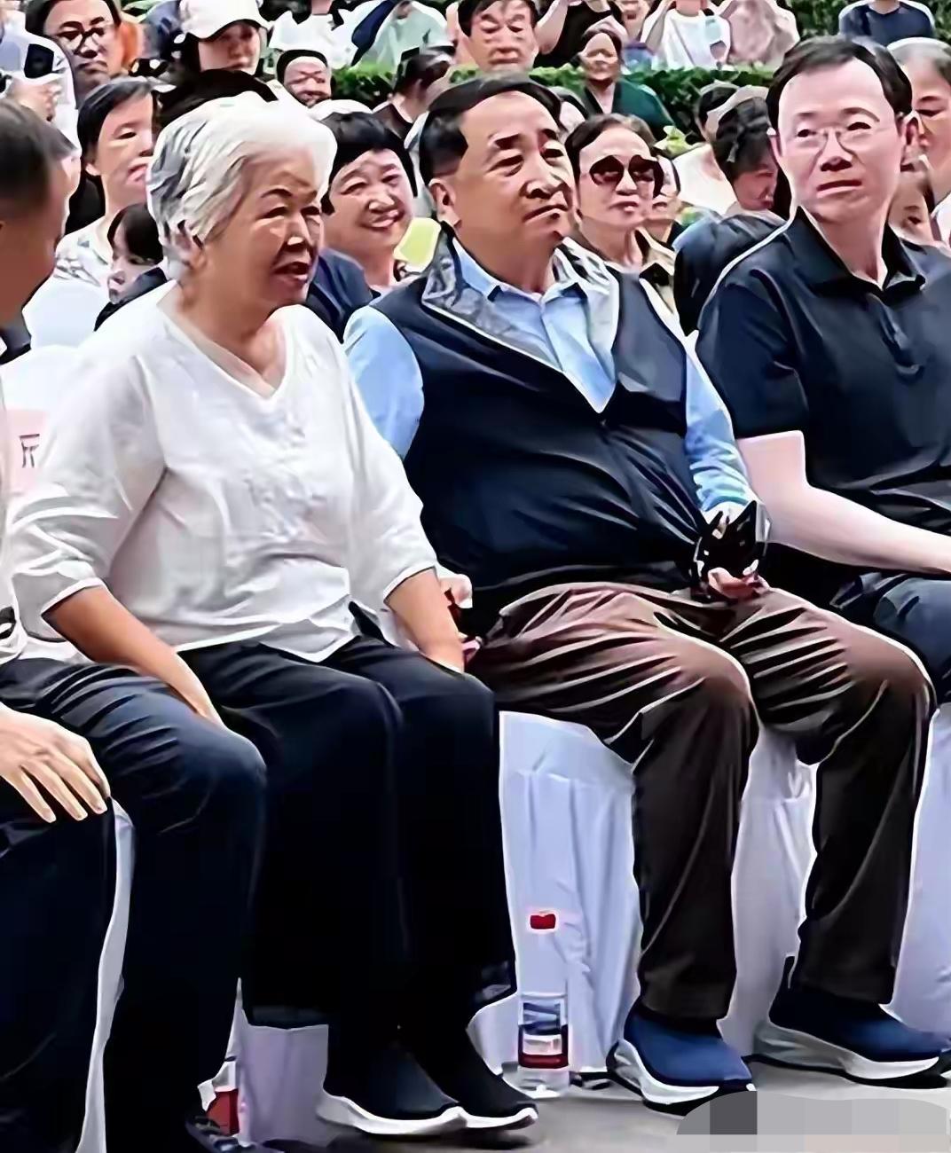 中间这位满头银发的老太太，她是最低调的才女，主持界的天花板，才华横溢的名嘴，工作