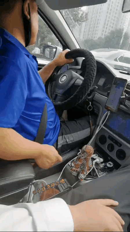 看这位司机开车，总感觉哪里有些别扭？