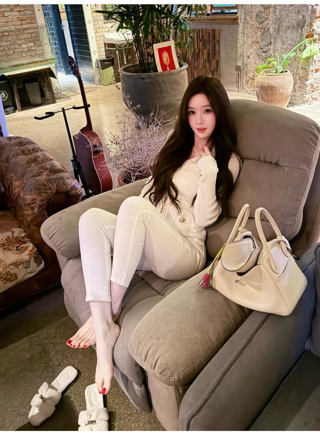 白嫩的脚丫子，就是有点大。