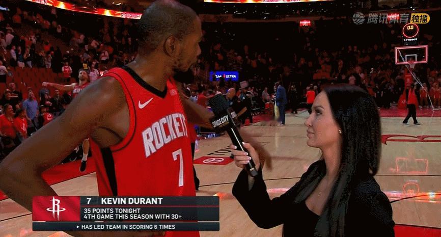 杜兰特到哪都是大哥！今天火箭战胜魔术的比赛赛后，杜兰特在场边接受媒体采访时，