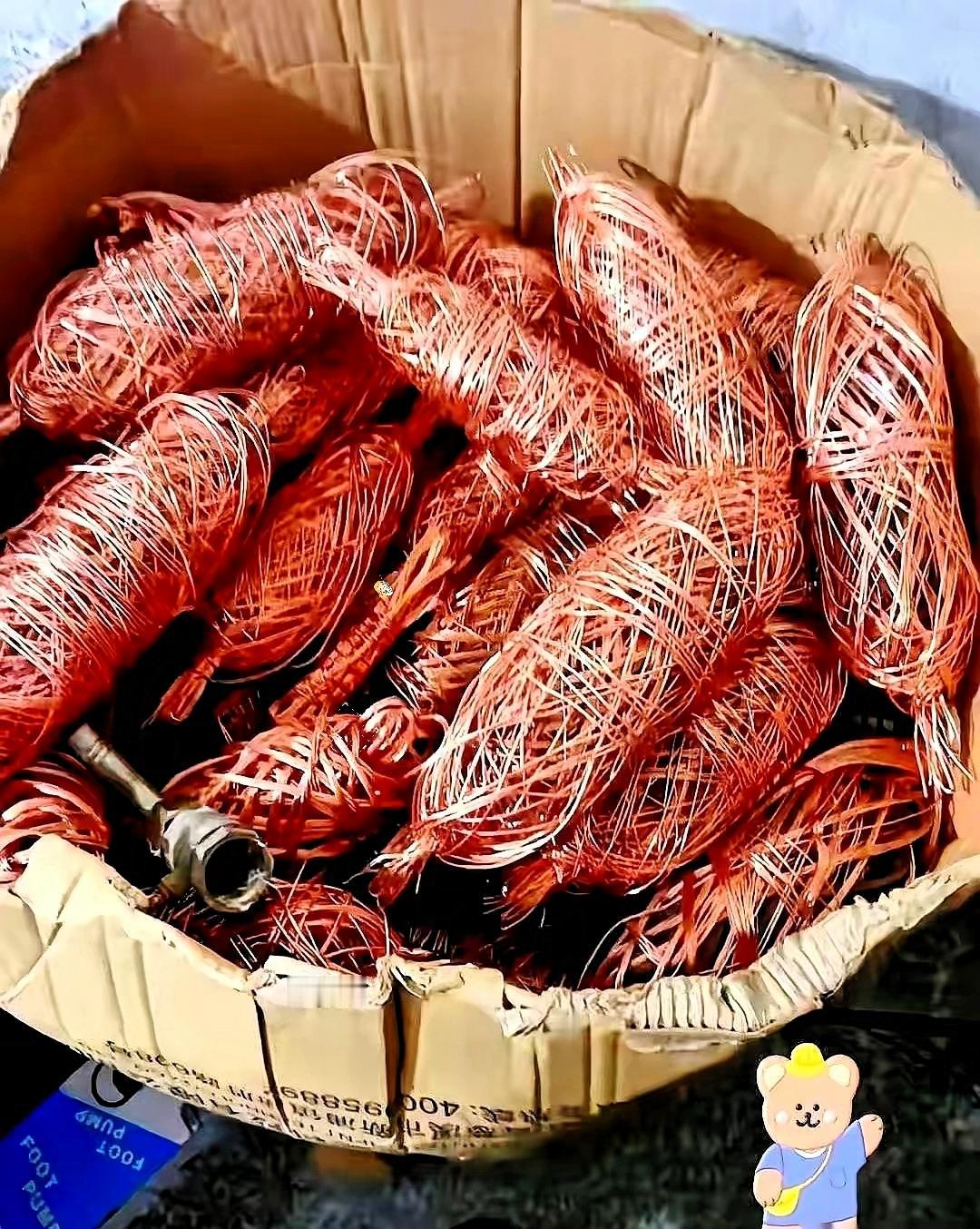 我爸攒了四年的废铜，两三百斤，昨天拿去卖，人家一口价直接把老爷子干沉默了。晚上