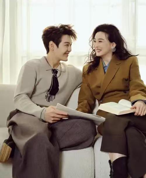 【51岁王艳携19岁儿子登封！颜值惊艳却被指“母子疏离”，曾因继子关系引争议】