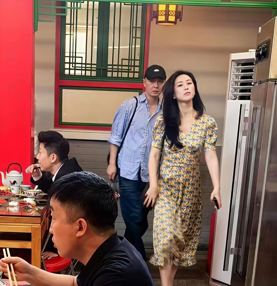 40岁朱珠在北京餐馆现身，明星跟普通路人没有什么区别
