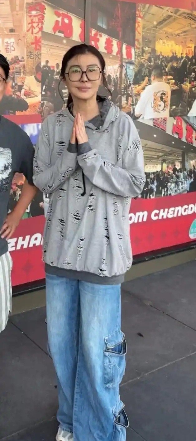 59岁王祖贤美国街头被拍，素颜礼佛开艾灸馆，活成了我们羡慕却做不到的样子曝与王祖贤合照必须开美颜​