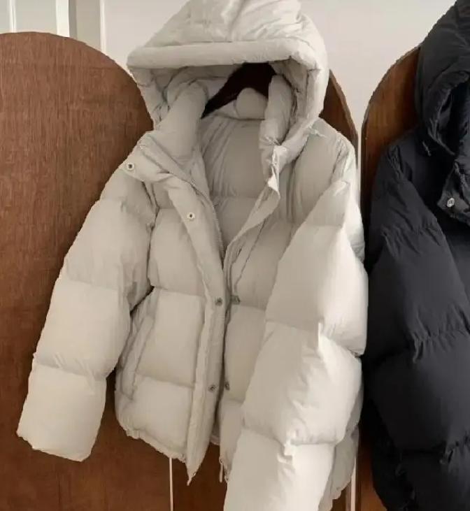 冬天买羽绒服，别被200块的价格忽悠。三年换三件，钱没少花，人还冻得直哆嗦。
