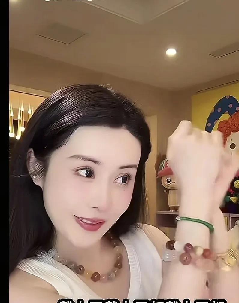网友看上了KK送韦雪的生日礼物。韦雪在直播间展示KK送她的生日礼物，她戴在脖子