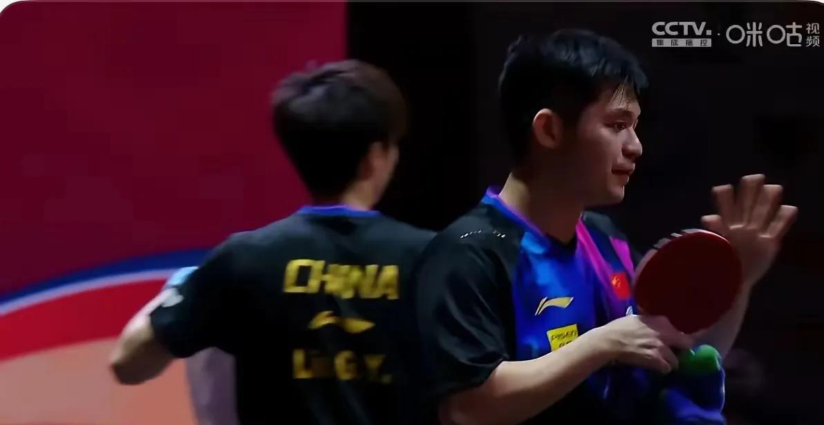 林高远单打不行，双打还是很有实力的，打出了威风，他和世界排名第一的林诗栋组合，3