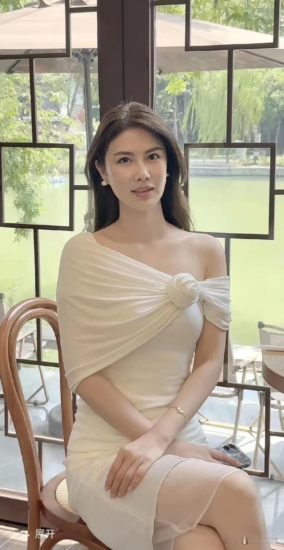 人生至少要有两次冲动，一为奋不顾身的爱情，一为说走就走的旅行