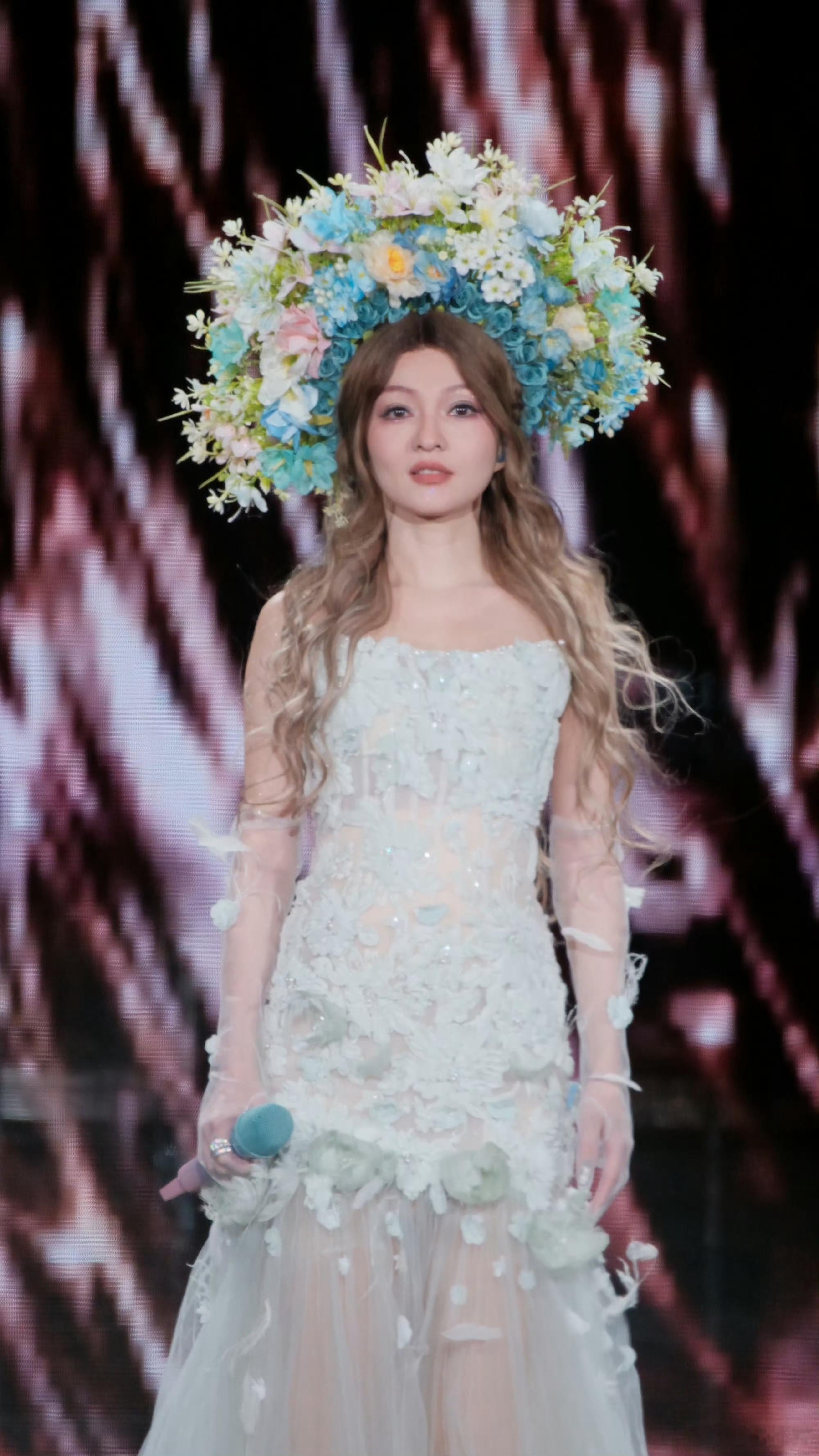 张韶涵换了发型师希望能继续创造出神图造型👸