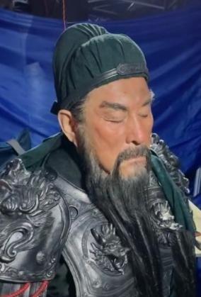 1990年，外出拍戏的“关羽”陆树铭，突然想起窗户没关。当时大雨倾盆，他急忙开着