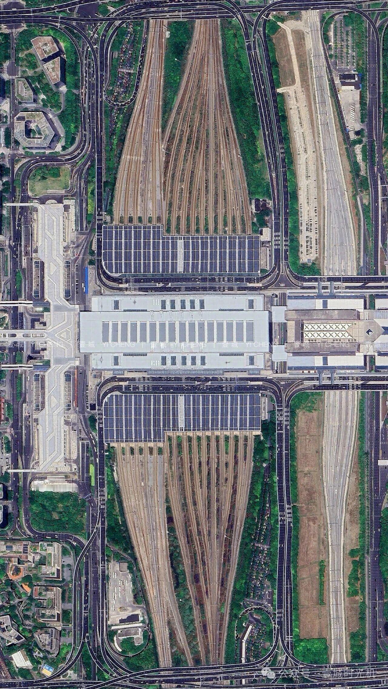 这是2025年vs2009年上海虹桥站对比图，这里有16座站台和30条线路，是上