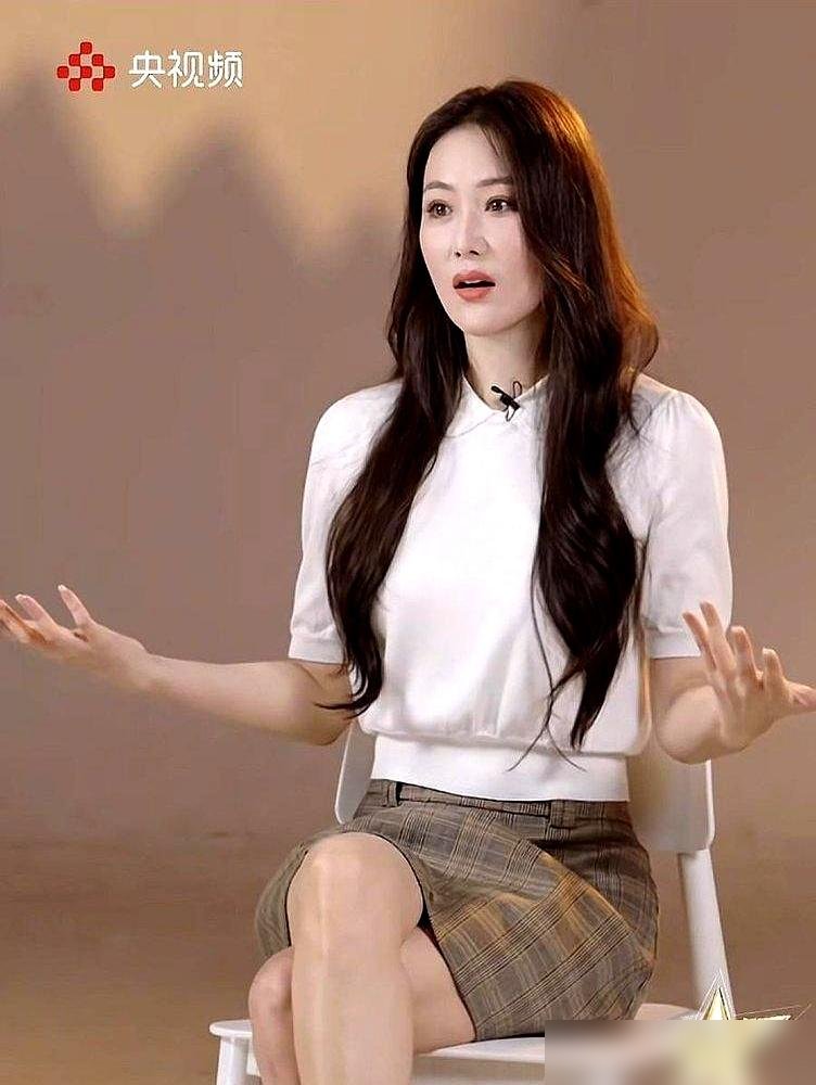 张馨予现在这状态，谁看了不愣一下。112斤，脸还有点肿，被说“不好看”，她直接回：没刻意减，吐得脸都