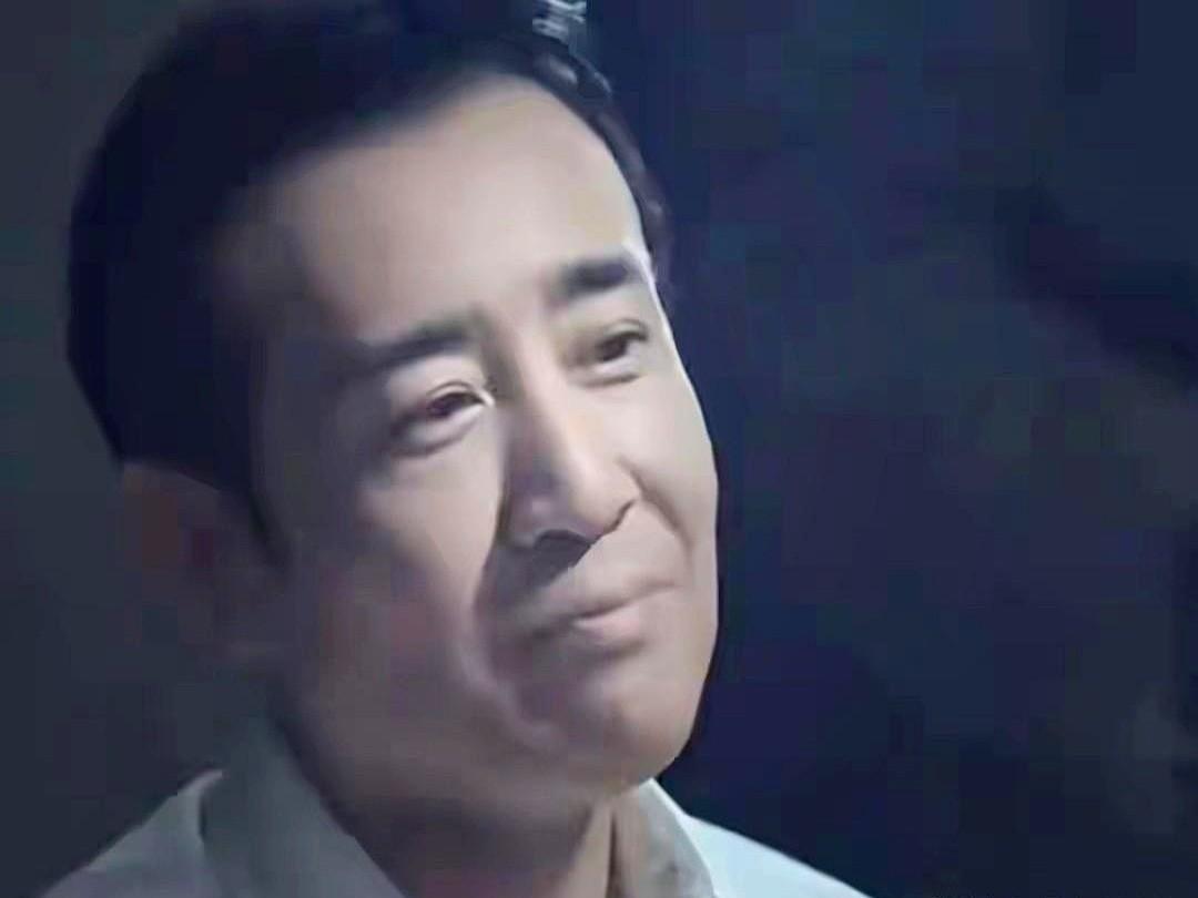 于和伟这几天真是欲哭无泪！有个女人天天跟在他身后，还跑到他工作的地方堵他，到