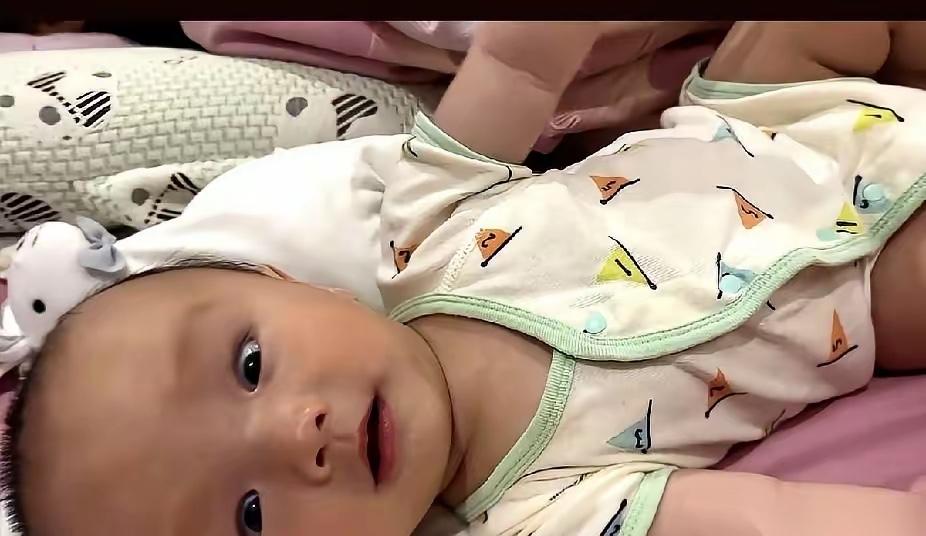 浙江一位宝妈，随手发了个宝宝视频，配了句玩笑话：“我喝了奶茶，娃跟着我一起上夜班